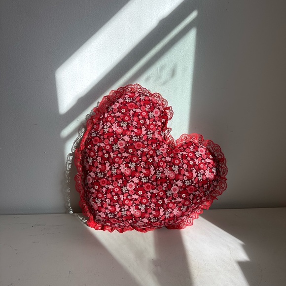 Vintage | Handmade Floral Heart-Shaped Pillow with Lace Trim - Picture 2 of 2